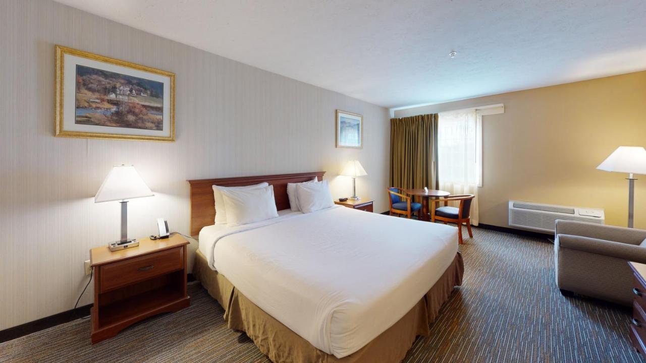 Ramada By Wyndham Strasburg - Shenandoah Valley Exterior photo