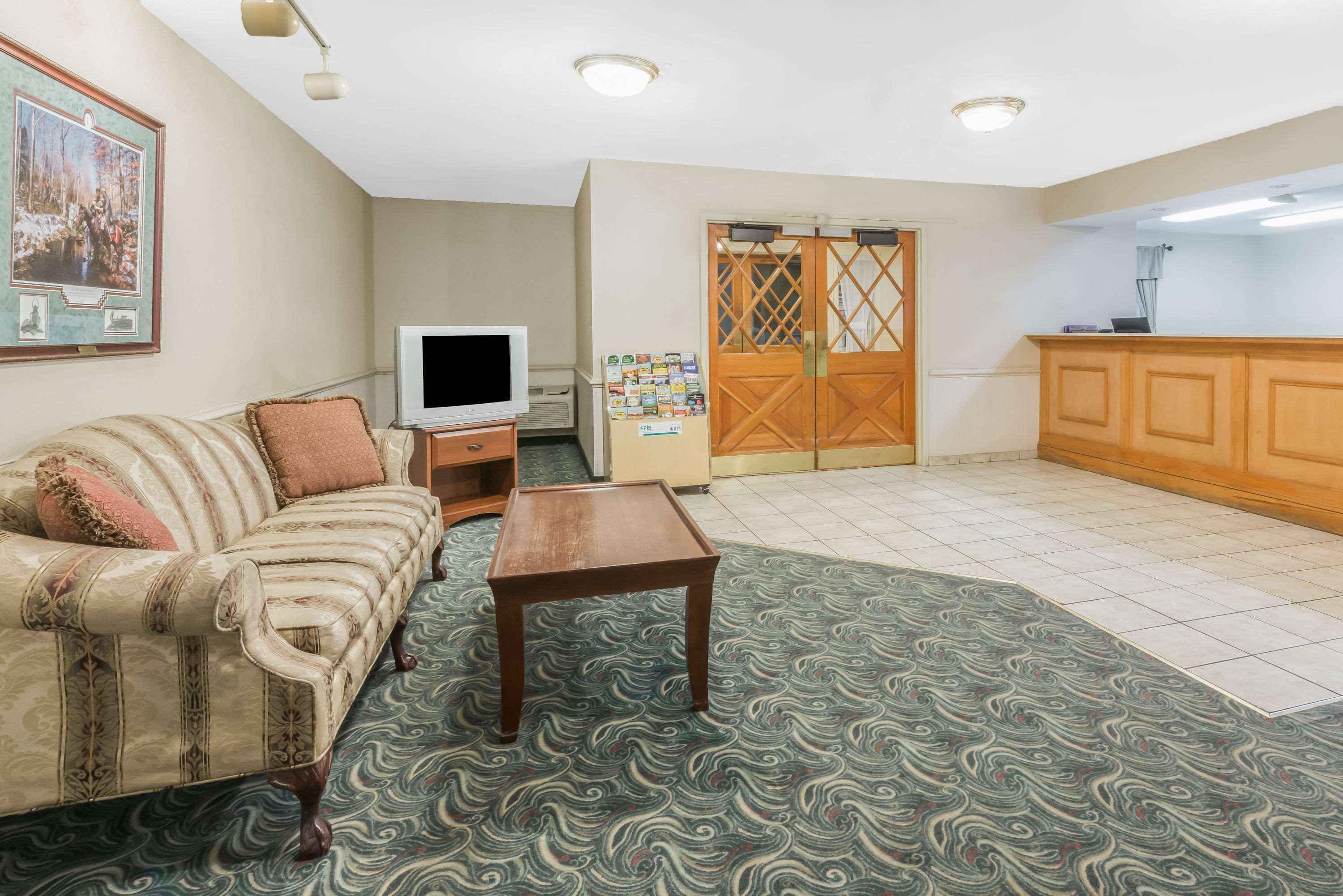 Ramada By Wyndham Strasburg - Shenandoah Valley Exterior photo
