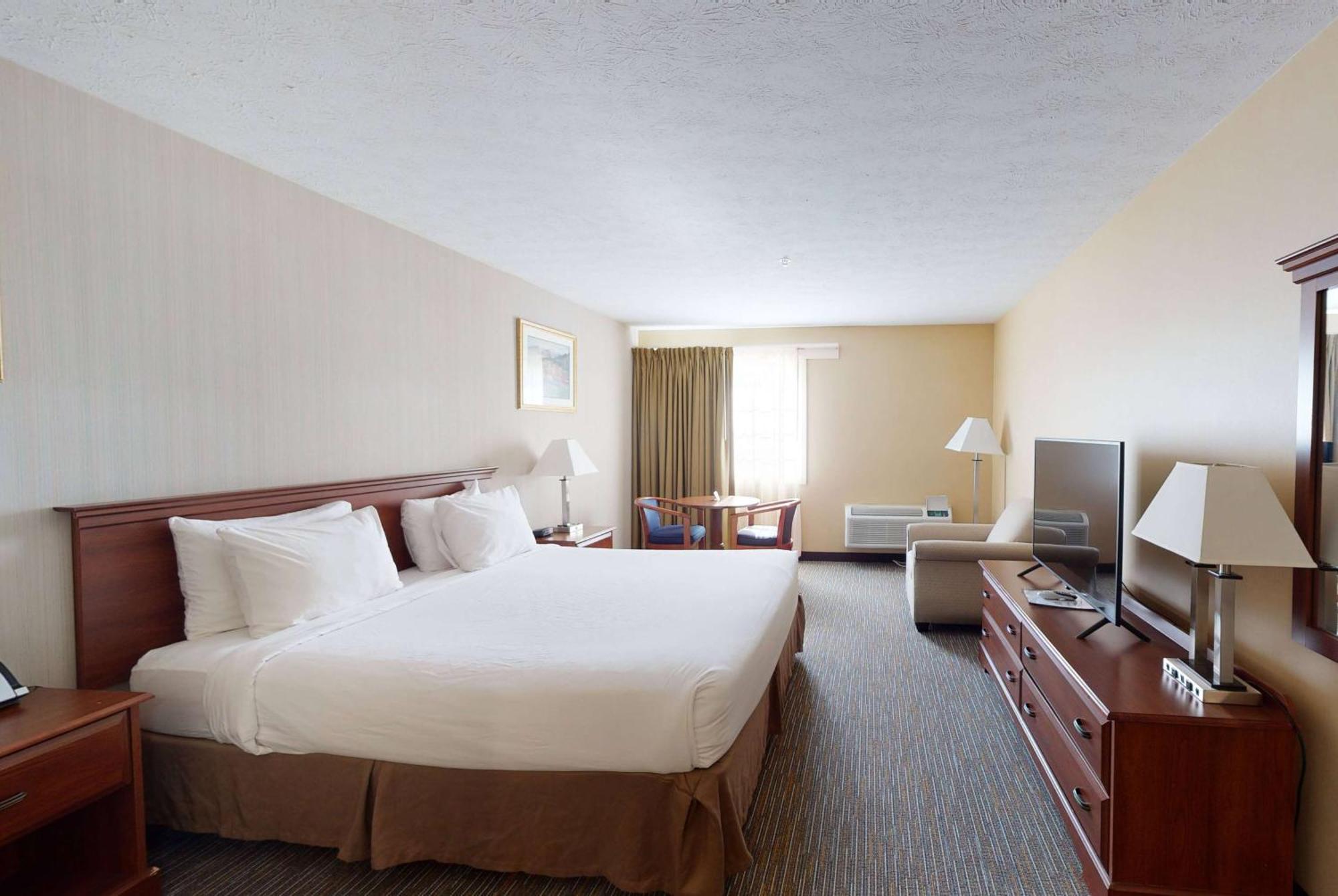 Ramada By Wyndham Strasburg - Shenandoah Valley Exterior photo