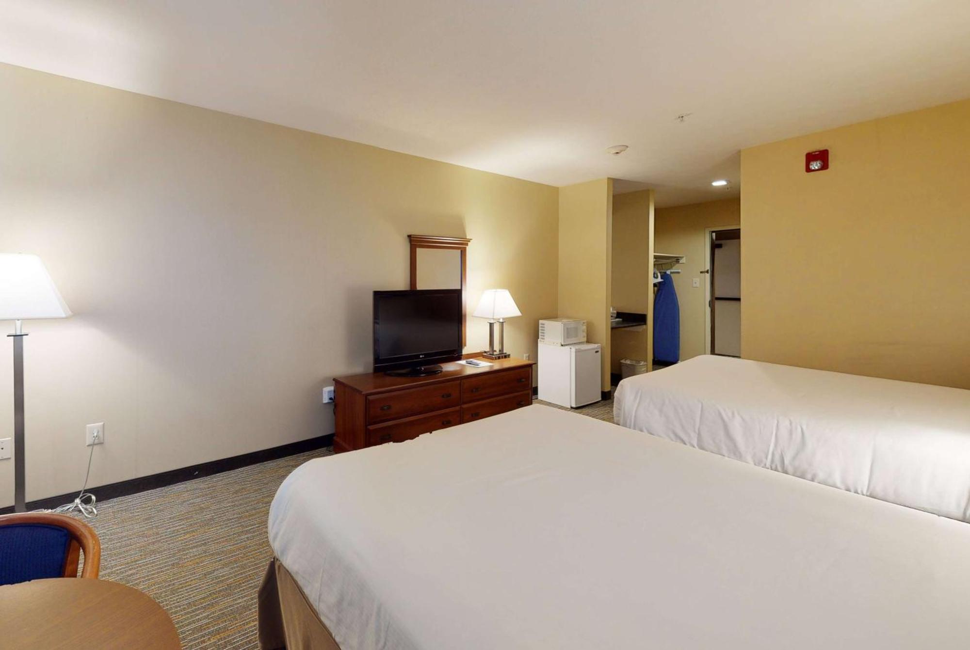 Ramada By Wyndham Strasburg - Shenandoah Valley Exterior photo