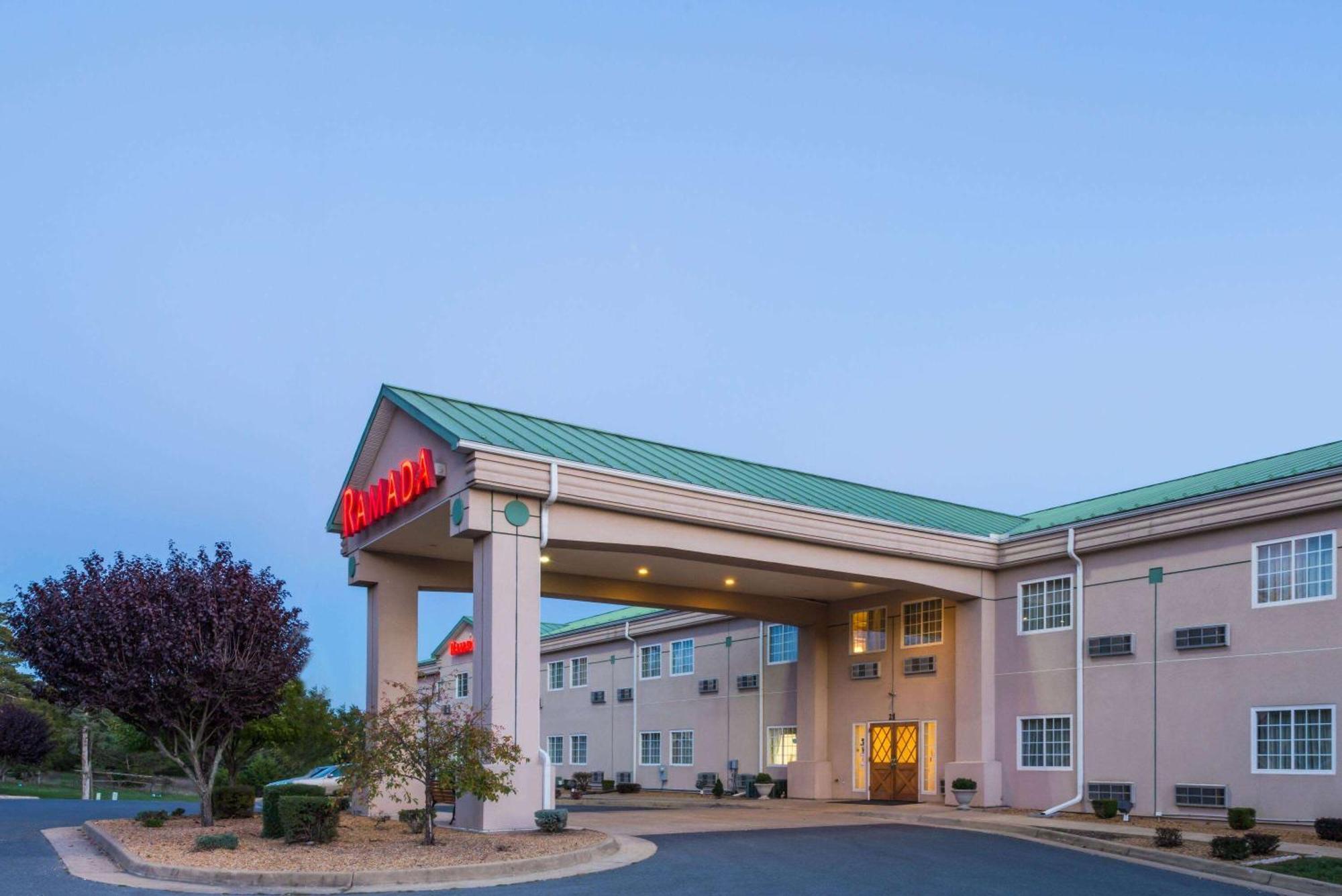 Ramada By Wyndham Strasburg - Shenandoah Valley Exterior photo